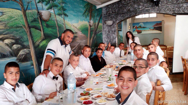 بالصور: مدرسة الهدى الابتدائية بالرملة تحتفل بتخريج طلاب الصف الثامن 